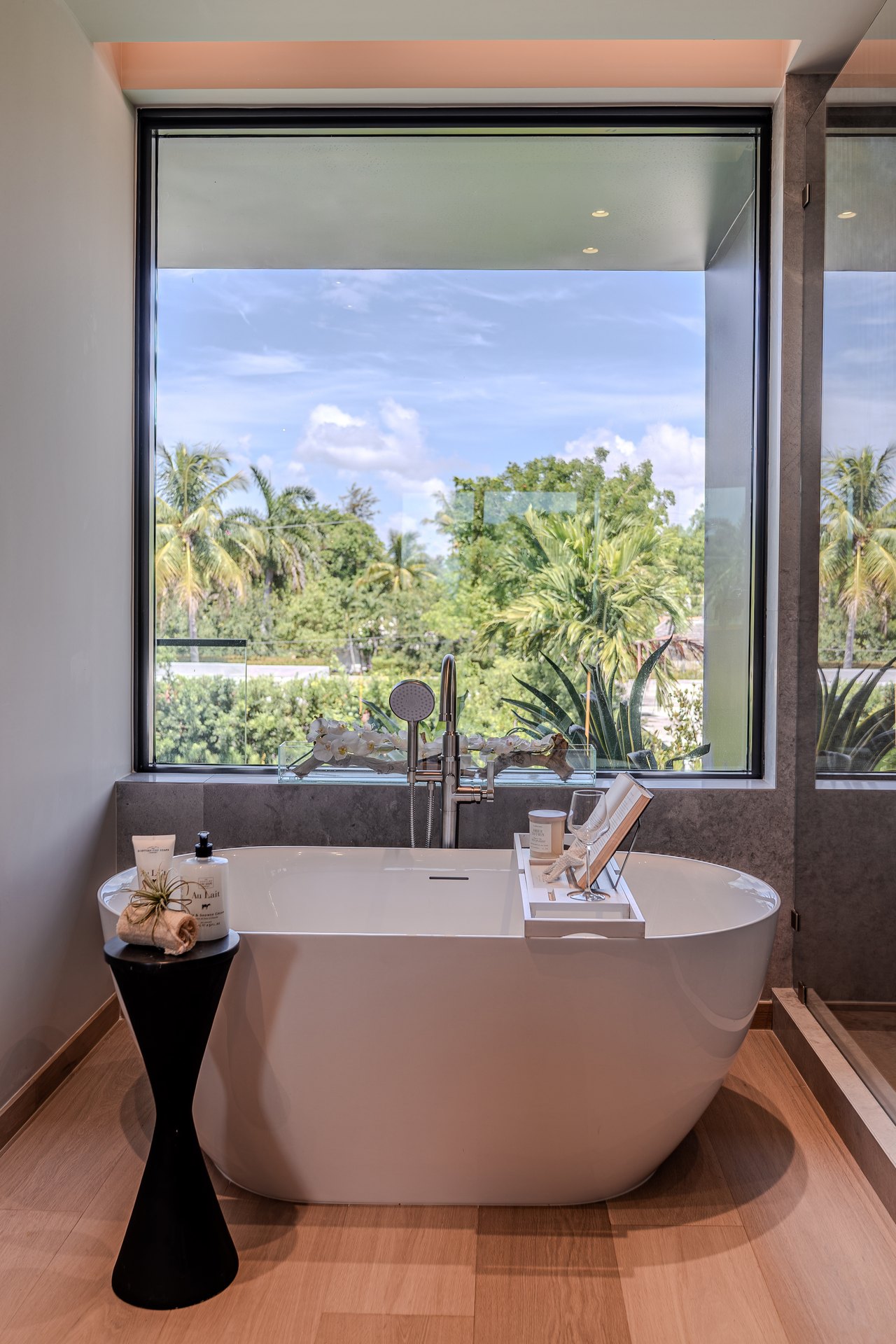 Jefferson — tub with picture window