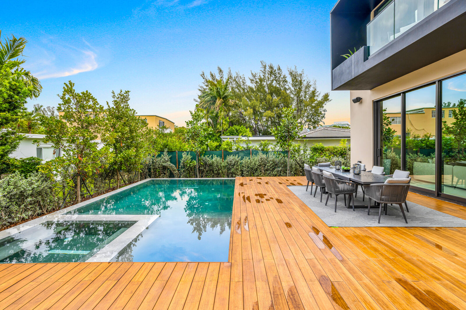 Jefferson — pool deck dining